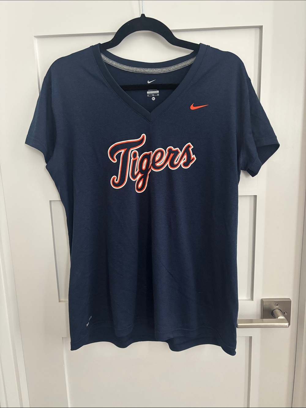 Size XL Nike Dri-fit Detroit Tigers V-neck Tee